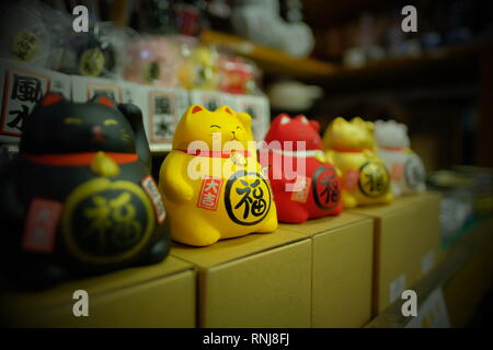 Japanische Geld Katzen Figuren in einem touristischen Shop in Tsukiji Fischmarkt Tokyo Japan Stockfoto