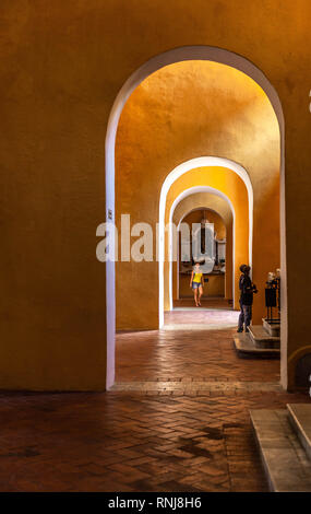 Torbogen im Convento de Santo Domingo, Cartagena de Indias, Kolumbien. Stockfoto