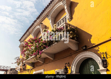 Ein spanisches Haus im Kolonialstil mit Balkonen auf die Calle de Baloco, Cartagena de Indias, Kolumbien. Stockfoto