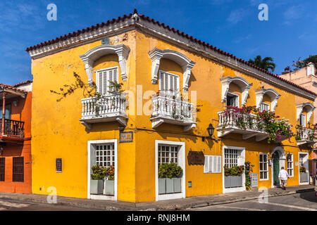 Ein spanisches Haus im Kolonialstil mit Balkonen auf die Calle de Baloco, Cartagena de Indias, Kolumbien. Stockfoto