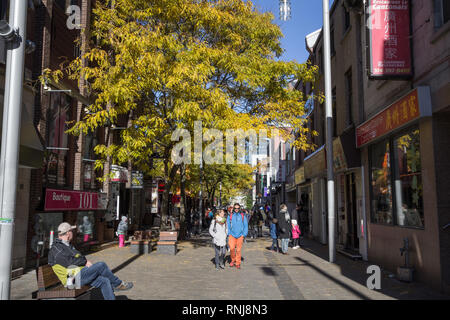 MONTREAL, KANADA - 4. NOVEMBER 2018: Rue de la Gauchetiere Street, Chinatown, überfüllt mit Käufern. Es ist die chinesischen ethnischen Viertels der Secon Stockfoto