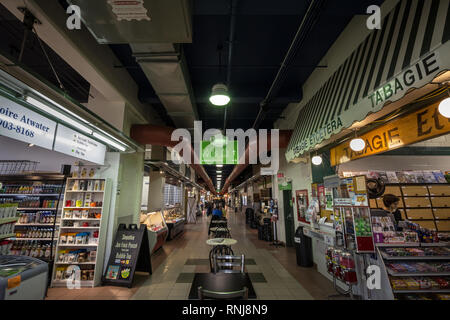 MONTREAL, KANADA - 6. NOVEMBER 2018: Die wichtigsten Gasse aus dem Inneren der Marche Atwater Market, in Montreal, Quebec. Es ist eines der wichtigsten öffentlichen Märkten Stockfoto