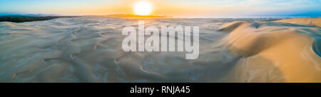 Breite Antenne Panorama der beeindruckende Sanddünen in der Nähe von Ocean Shore bei Sonnenaufgang Stockfoto