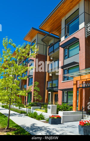 Neue Wohnung Gebäude an einem sonnigen Tag in British Columbia, Kanada. Stockfoto