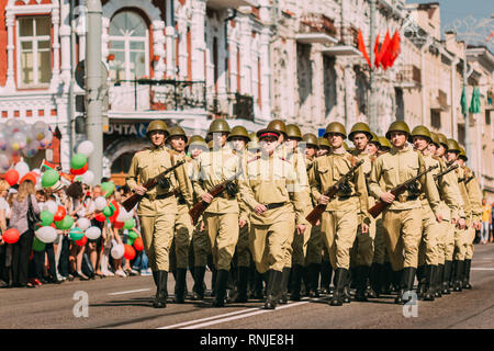 Gomel, Belarus - Mai 9, 2018: Ein Unternehmen der Soldaten der Roten Armee der UDSSR marschieren mit dem Commander auf Sovetskaya Street in der Stadt Gomel auf Parade Stockfoto