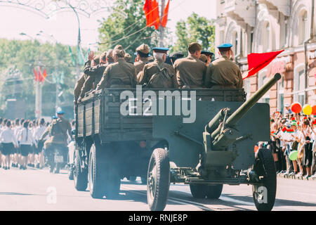 Soldaten der Roten Armee der UDSSR Reisen per Lkw in der Stadt Gomel auf der Parade am Tag des Sieges am 9. Mai Stockfoto