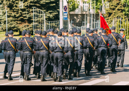 Miliz Gruppe in Uniform mit Waffen in Formation marschieren entlang einer Straße der Stadt in Gomel am Tag des Sieges am 9. Mai Stockfoto