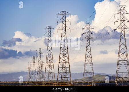 Hohe Spannung Strom Strom- und Sendemasten über den Teichen und Sümpfen von South San Francisco Bay Area, Mountain View, Kalifornien Stockfoto