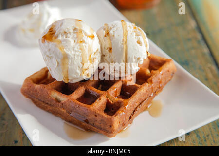 Vanille Karamell Eis Waffel Eisbecher Stockfoto