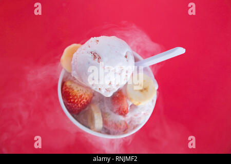 Erdbeere und Banane Eis mit echten Früchten Stockfoto
