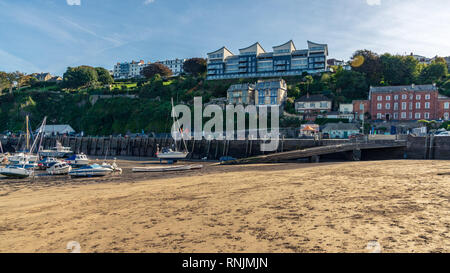 Ilfracombe, Devon, England, Großbritannien - 28 September, 2018: Blick vom Kai auf den Hafen in Richtung Hillsborough Terrasse Stockfoto