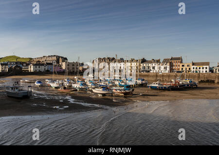 Ilfracombe, Devon, England, Großbritannien - 28 September, 2018: Blick vom Strand in Richtung Kai über den Hafen Stockfoto