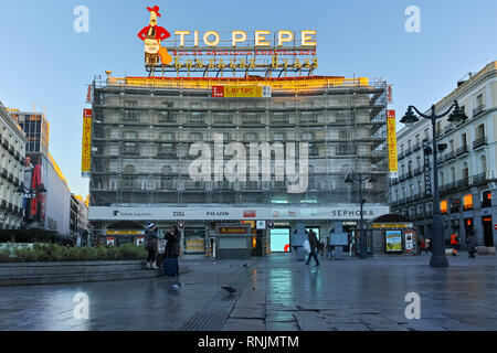 MADRID, Spanien - 22. JANUAR 2018: Amazing Sunrise Panorama von der Puerta del Sol in Madrid, Spanien Stockfoto