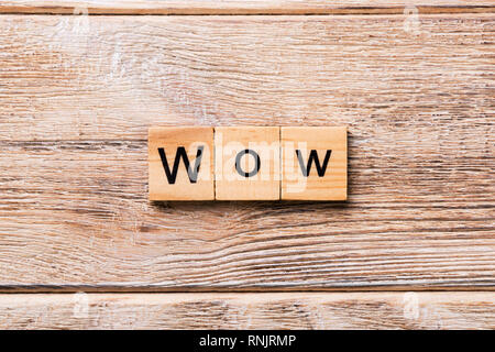 WOW Wort auf Holz Block geschrieben. WOW Text auf Holz- Tabelle für Ihr Design, Konzept. Stockfoto