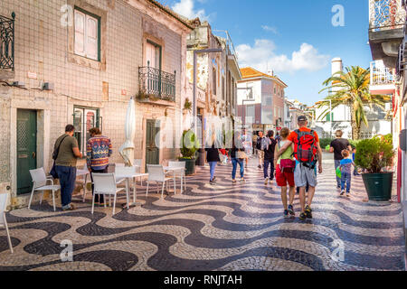 CASCAIS, Portugal - Juni 4, 2017: Menschen zu Fuß in die Innenstadt. Die Stadt, in der Estoril Küste gelegen, ist ein beliebter Urlaubsort und ist voll von Stockfoto