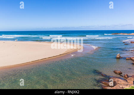 Malerische Strand blaue Wasser Meer und Fluss Mund Scottborough ein entferntes Surfer surfen Angeln Wandern Sandbank sportlichen Urlaub Landschaft. Stockfoto