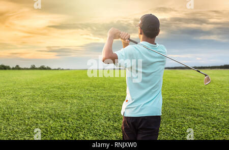 Golfspieler beendete seinen Treiber schwingen Stockfoto