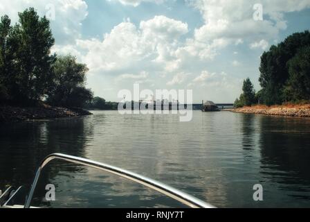 Anlage am Rhein, Deutschland mit Schiff auf dem Fluss Stockfoto