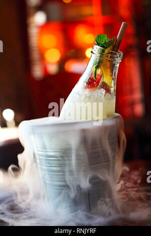 Mojito oder Limonade in der Flasche mit Minze in der Schaufel mit Trockeneis gereinigt Stockfoto