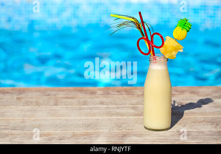 Glas pinacolada Cocktail am Schwimmbad Riff in ein tropisches Resort Stockfoto