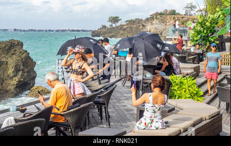 Chinesische Touristen in der Rock Bar am Ayana Resort & Spa Jimbaran Bali Indonesien. Stockfoto