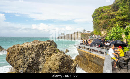 Chinesische Touristen in der Rock Bar am Ayana Resort & Spa Jimbaran Bali Indonesien. Stockfoto