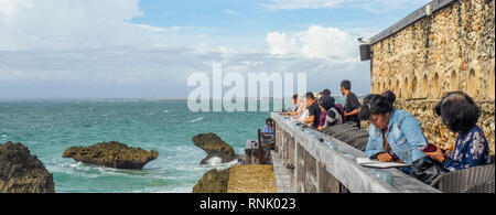 Chinesische Touristen in der Rock Bar am Ayana Resort & Spa Jimbaran Bali Indonesien. Stockfoto