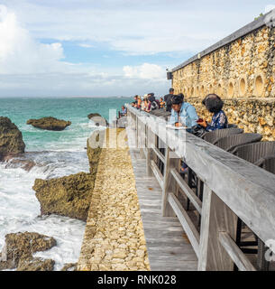 Chinesische Touristen in der Rock Bar am Ayana Resort & Spa Jimbaran Bali Indonesien. Stockfoto