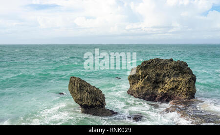 Zwei Kalkstein Felsen im Meer an der Rock Bar am Ayana Resort & Spa Jimbaran Bali Indonesien. Stockfoto