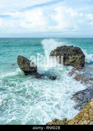 Zwei Kalkstein Felsen im Meer an der Rock Bar am Ayana Resort & Spa Jimbaran Bali Indonesien. Stockfoto