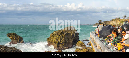 Chinesische Touristen in der Rock Bar am Ayana Resort & Spa Jimbaran Bali Indonesien. Stockfoto