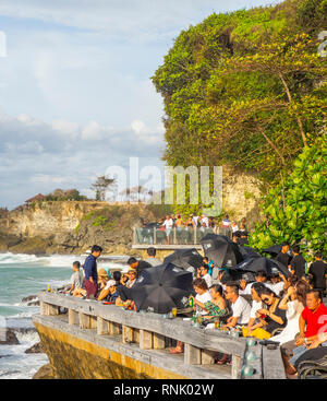 Chinesische Touristen in der Rock Bar am Ayana Resort & Spa Jimbaran Bali Indonesien. Stockfoto