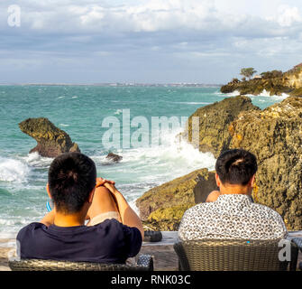 Zwei Chines männliche Touristen in der Rock Bar am Ayana Resort & Spa Jimbaran Bali Indonesien. Stockfoto