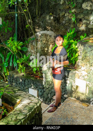 Hostess in der Rock Bar am Ayana Resort & Spa Jimbaran Bali Indonesien. Stockfoto