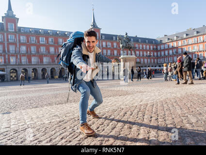 Glückliche junge Mann rund um Europa reisen Spaß zu haben vorgibt, Surfen an der Plaza de España, Madrid, Spanien. In den Leuten Urlaub, Abenteuer, Wandern, Stockfoto