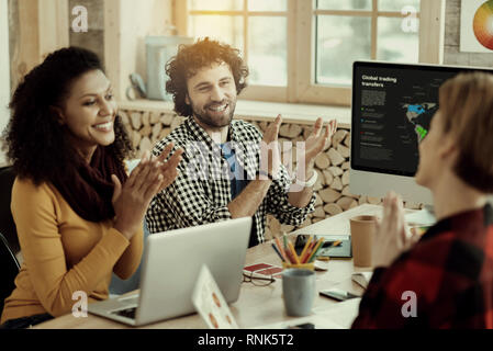 Eine Gruppe von Mitarbeitern aus Marketing Abteilung Gefühl glücklich Stockfoto