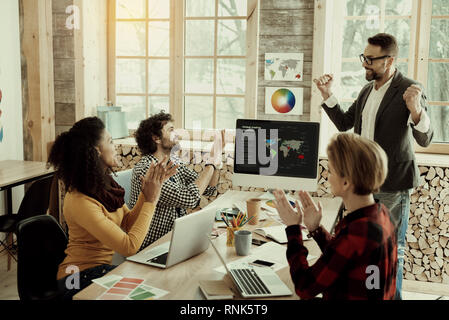 Gruppe von Designern Gefühl der Freude im Büro Stockfoto