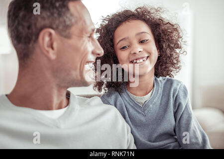 Fröhliches kleines Mädchen verbringen gute Zeit mit ihrem Vater. Stockfoto