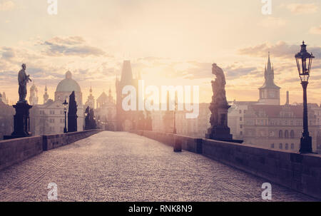 Tschechische Republik Prag, Karlsbrücke im Morgengrauen. Prag Reisen Stockfoto