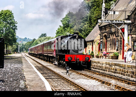 Sattel Tenderlokomotive 68013 Anreise mit einem Rake von Kutschen im Darley Dale station Stockfoto