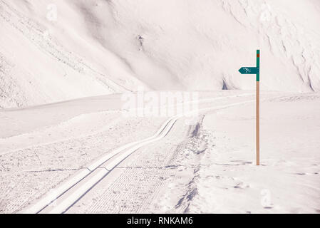 Langlaufloipe mit Indikator Zeichen Stockfoto