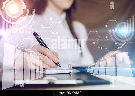 Geschäftsfrau, die an einem Projekt arbeitet. Geschäftlicher Daten Analyse Technologie, Key Performance Indikatoren und Wachstum Konzept. Stockfoto