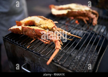 Lecker Hummer sind auf dem Grill auf der Street Food Market in Bangkok in Thailand gekocht. Closeup horizontale Foto. Stockfoto