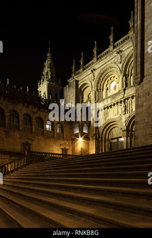 Kathedrale von Santiago de Compostela aus silberschmied Square bei Nacht gesehen. Romanischen Fassade Stockfoto