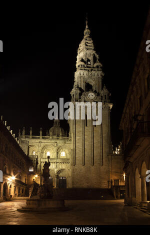 Kathedrale von Santiago de Compostela aus silberschmied Square bei Nacht gesehen. Plaza de Platerias mit Dom Clock Tower und Brunnen der Pferde vi. Stockfoto