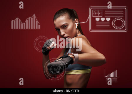 Porträt der jungen schönen Sportlerin workout Handschuhe tragen. Sie ist bereit, einen Gegner zu kämpfen. Über den roten Hintergrund isoliert Stockfoto