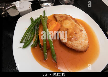 Flugreisen, Etihad Airways Boeing 777-300, Business Class im Flug Essen, kohlenhydratarme Mittagessen, gegrilltes Huhn mit Karotte und grüne Bohnen Stockfoto