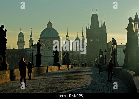 Leeren der Karlsbrücke in Prag in den frühen Morgenstunden im Winter Stockfoto