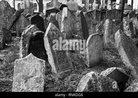 Schwarz-weiß Foto von Grabsteinen in der Josefstadt Friedhof in der alten Ghetto von Prag Stockfoto