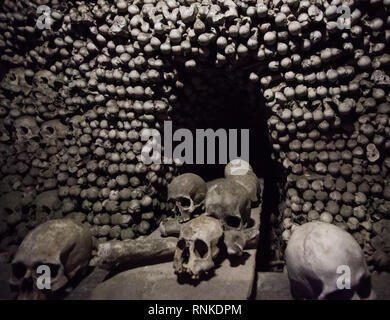 Schädel in Kostnice Kirche in der Tschechischen Republik Stadt Kutna Hora. Tschechische Wahrzeichen Stockfoto